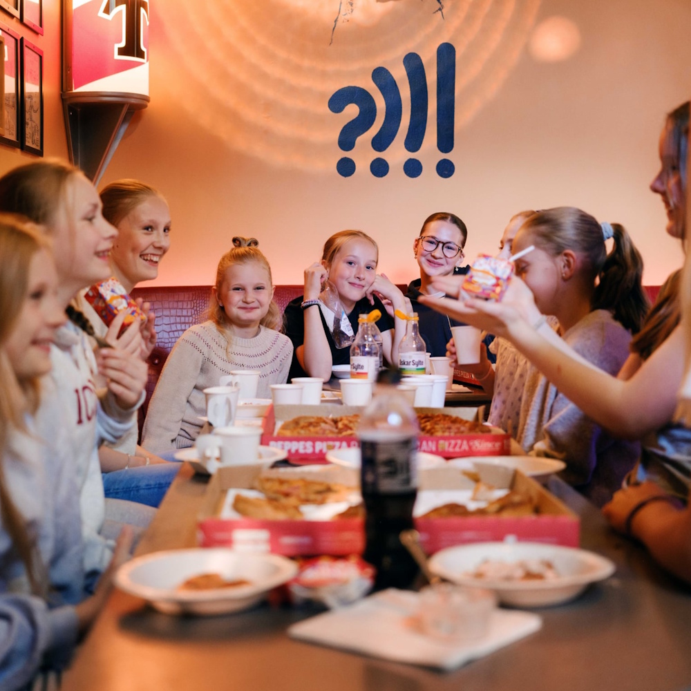 Foto av barn på bursdag i åpningstiden